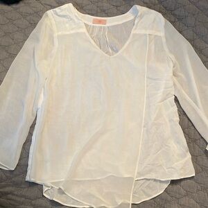 Nell white v- neck top with mesh and slightly bell sleeves